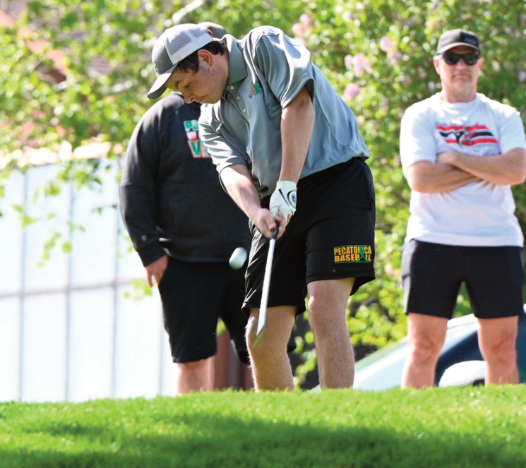 Tucker Bethke chips the ball towards the green. Photo by Anita Schmid.