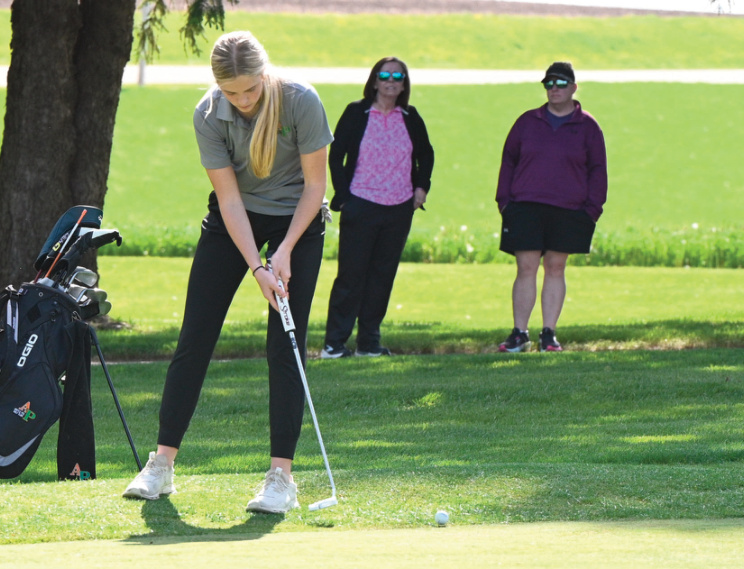 Avari Steiner watches her putt go towards the hole. Photo by Anita Schmid.